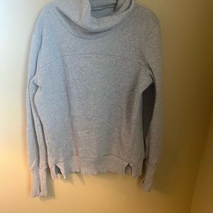 Alo yoga sweatshirt size medium